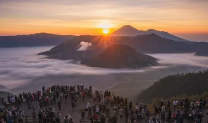 Nikmati Sunrise Spektakuler di Bromo Lokasi dan Waktu Terbaik untuk Berburu Matahari Terbit